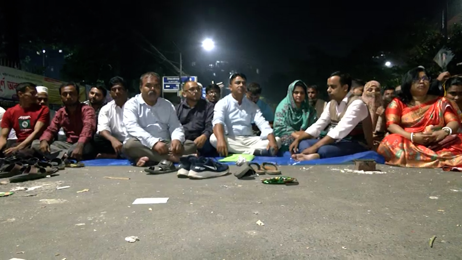 জাদুঘরের সামনে রাতভর অবস্থানে ১-১২ তম নিবন্ধিত নিয়োগ বঞ্চিত শিক্ষকরা