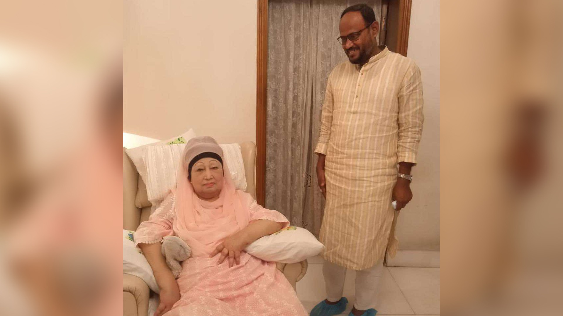 খালেদা জিয়াকে জাতীয় বিপ্লব ও সংহতি দিবসের আমন্ত্রণপত্র পৌঁছে দিলেন টুকু