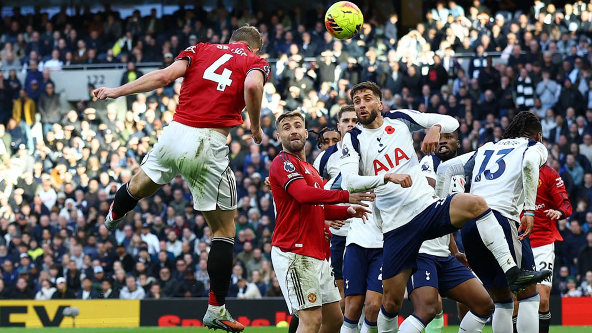 শ্বাসরুদ্ধকর লড়াইয়ে শেষ মুহূর্তের গোলে ইউনাইটেডের ড্র