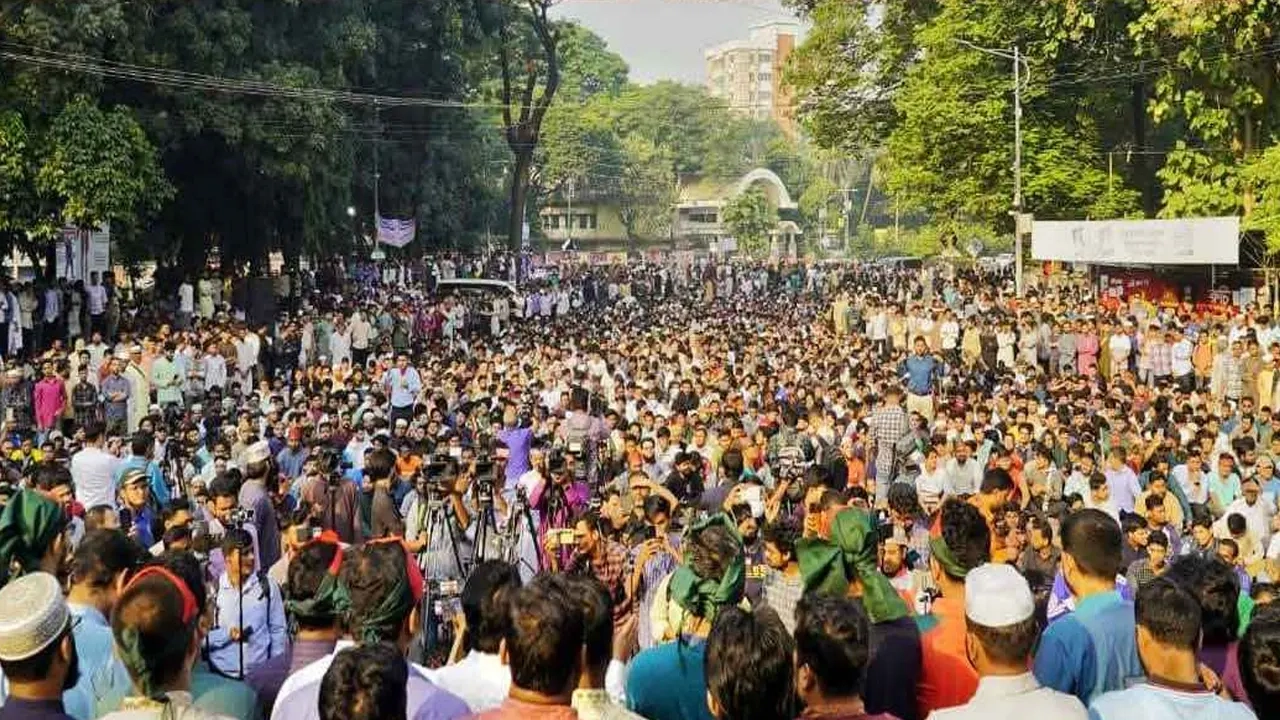 ‘আলু না গণভোট’ স্লোগানে উত্তাল ঢাকা বিশ্ববিদ্যালয়