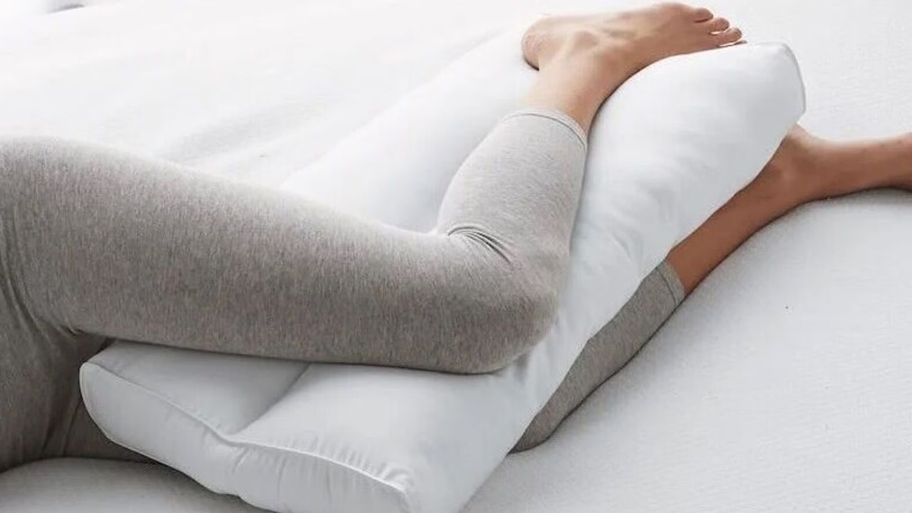 পায়ের ফাঁকে বালিশ দিয়ে ঘুমাচ্ছেন? কী হয় জেনে নিন