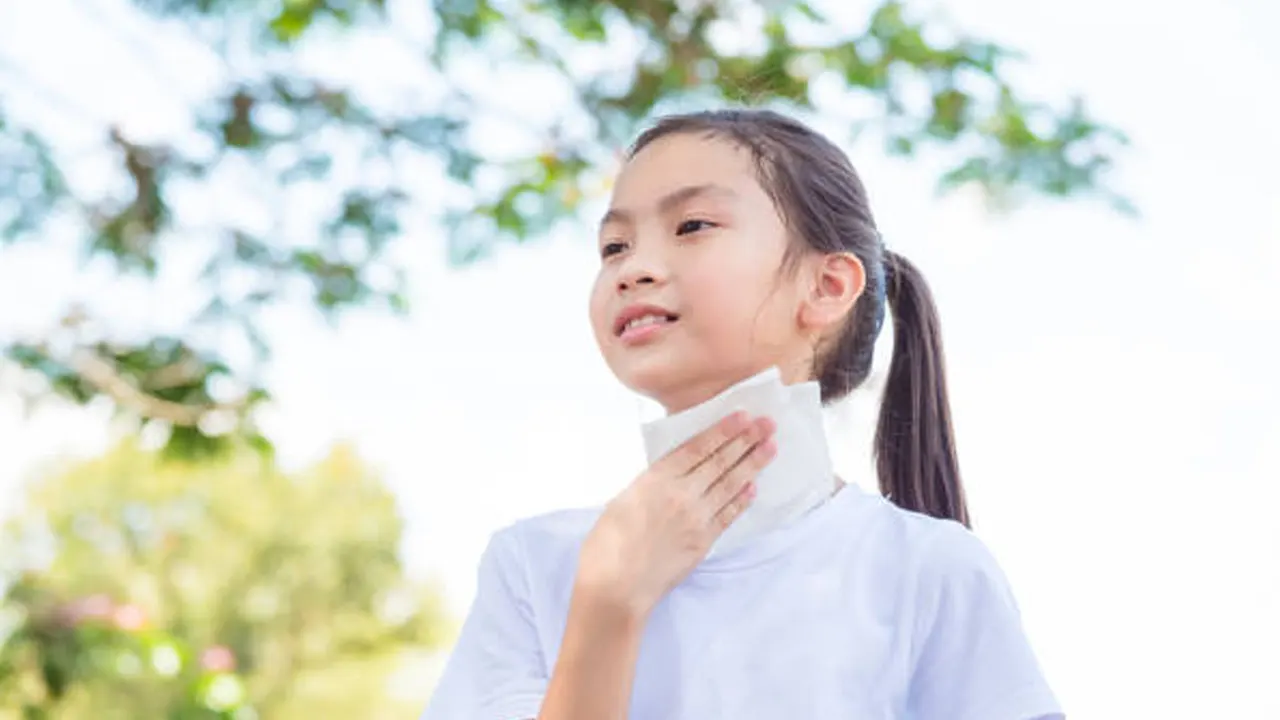 শিশু বারবার ঘামছে? চিন্তার কারণ নয়, তবে সতর্ক থাকা জরুরি