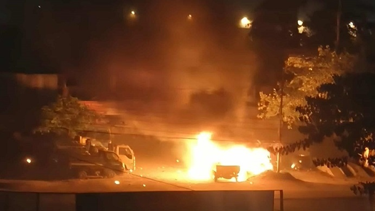 মাঝরাতে মোহাম্মদপুরে গাড়ির গ্যারেজে আগুন