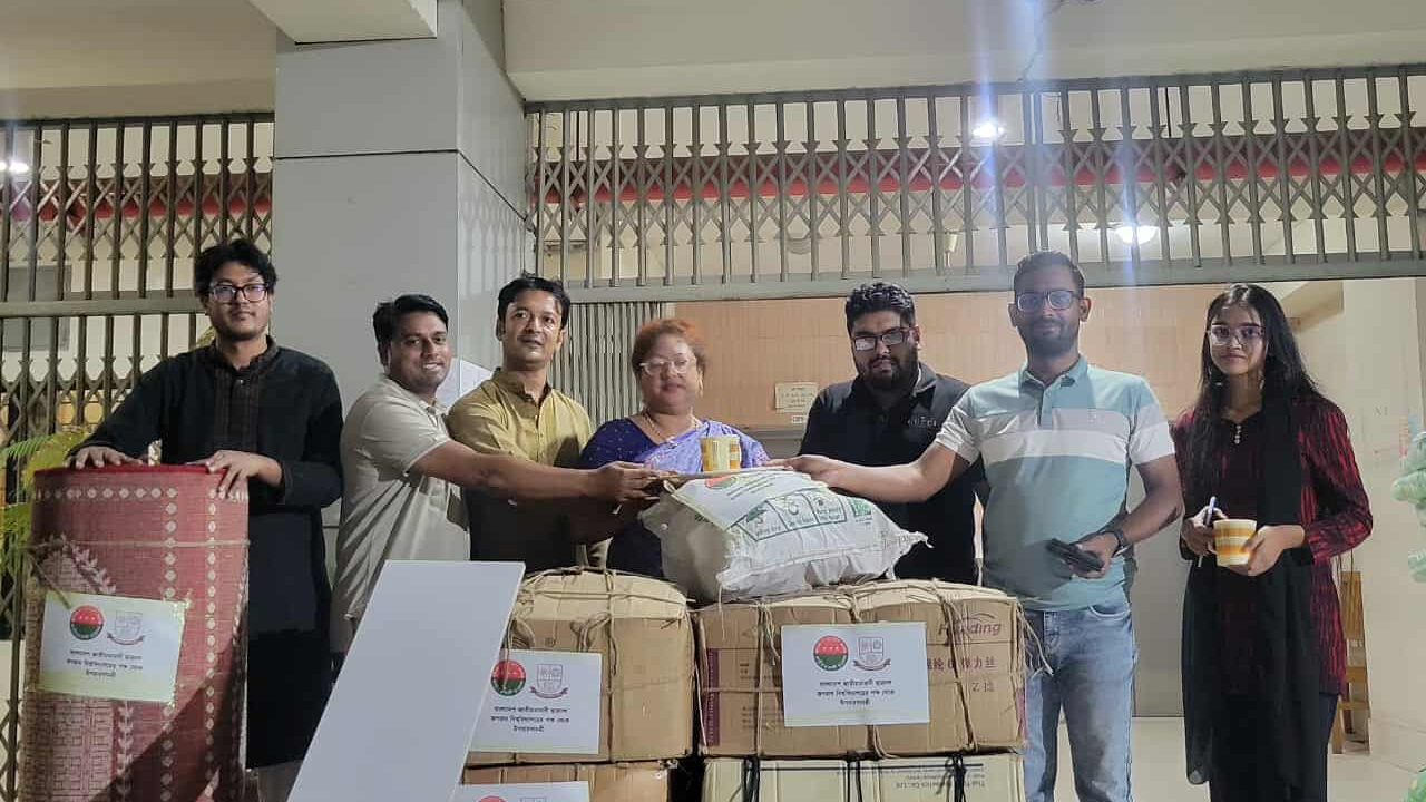 জবি ছাত্রী হলে ছাত্রদলের উপহার সামগ্রী বিতরণ