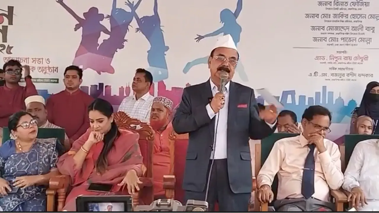 প্রশাসনকে জনগণের পাশে থাকতে হবে : গয়েশ্বর