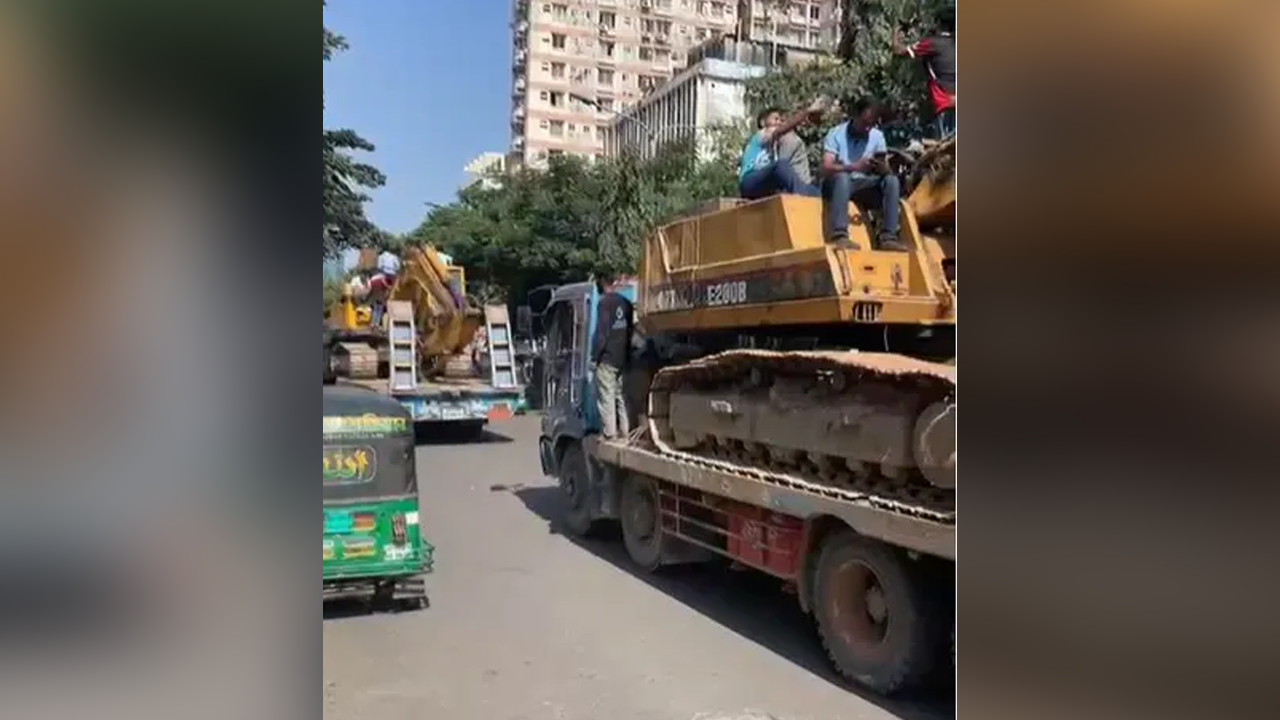 ধানমন্ডিতে পৌঁছেছে দুটি বুলডোজার