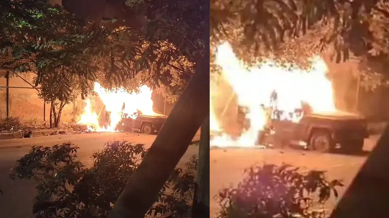 রাজধানীতে রাতে গাড়িতে আগুন