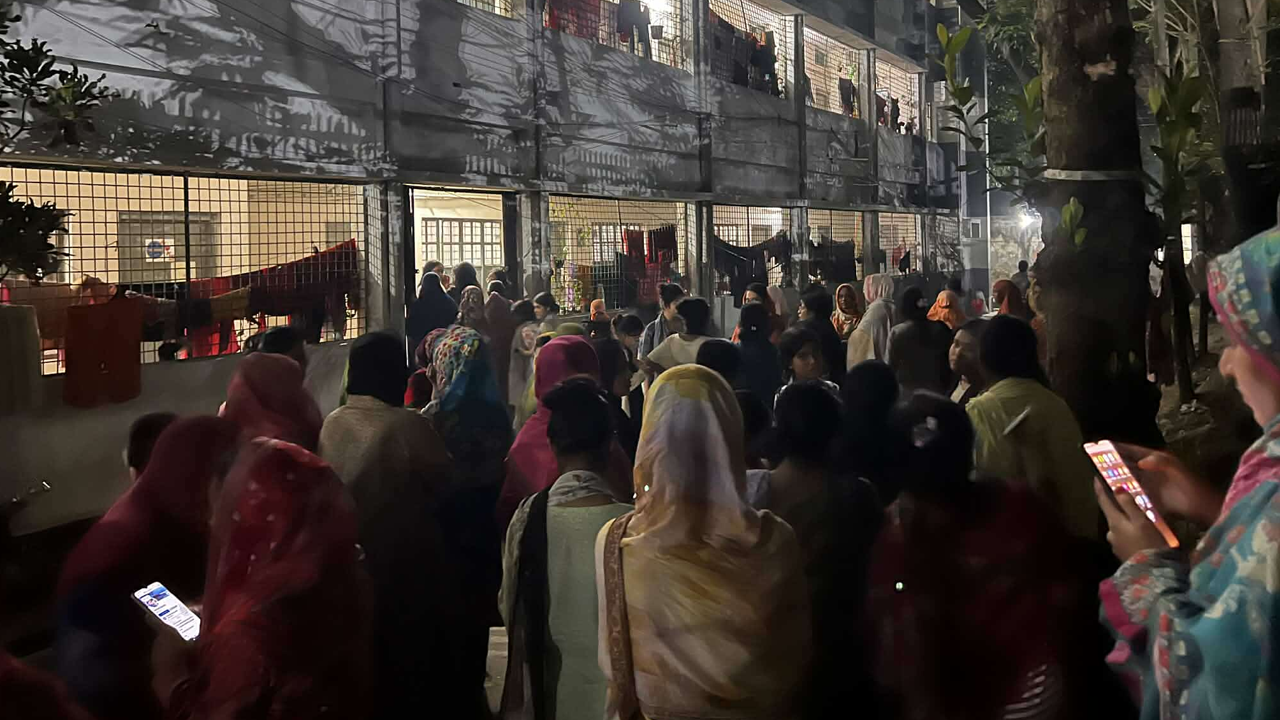 ভূমিকম্প আতঙ্কে হল ছেড়ে খোলা আকাশের নিচে অবস্থান ইডেন শিক্ষার্থীদের