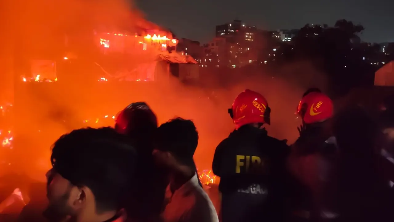 কড়াইলে ১৫০০ ঘর আগুনে পুড়েছে, হতাহতের খবর নেই: ফায়ার সার্ভিস