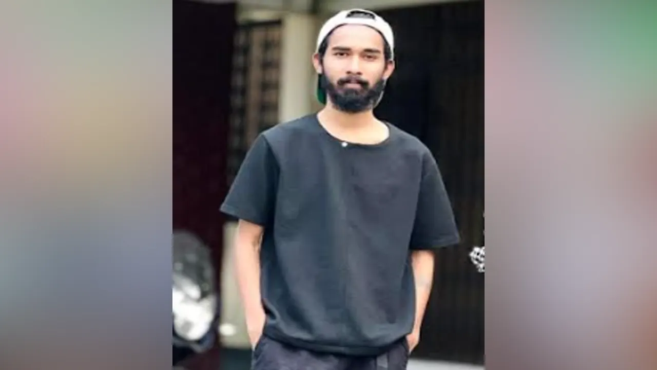 বন্ধুকে কুপিয়ে হত্যার পর অস্ত্র হাতে থানায় যুবক