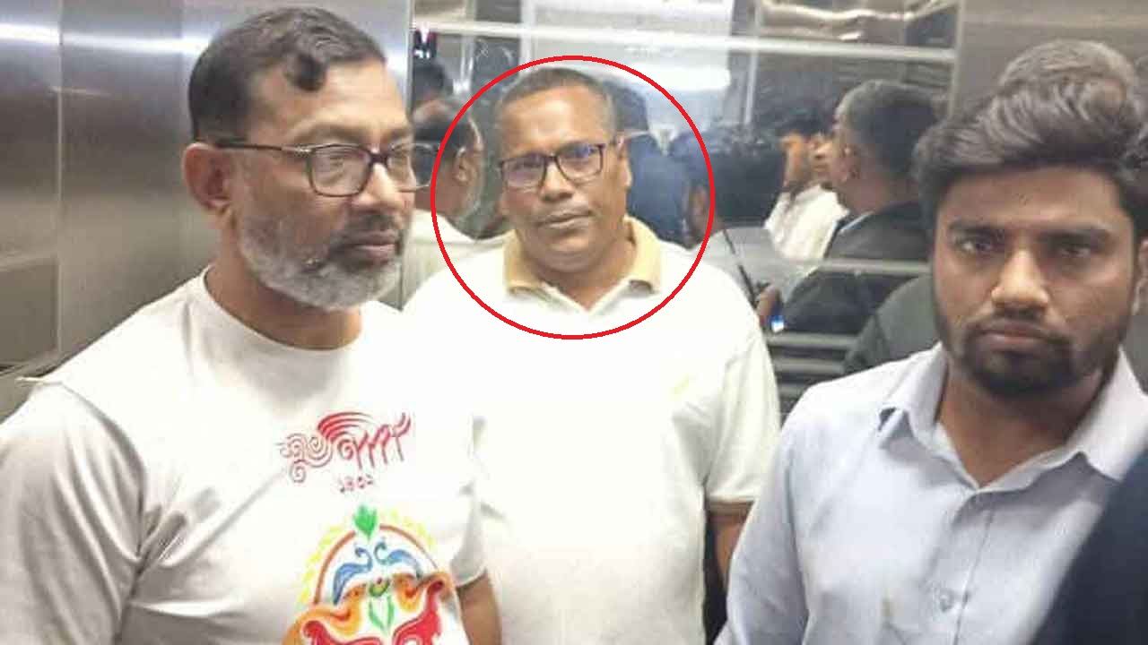 শেখ হাসিনার পক্ষে পোস্ট, ঢাবির ডেপুটি রেজিস্ট্রারকে বাসা থেকে আটক