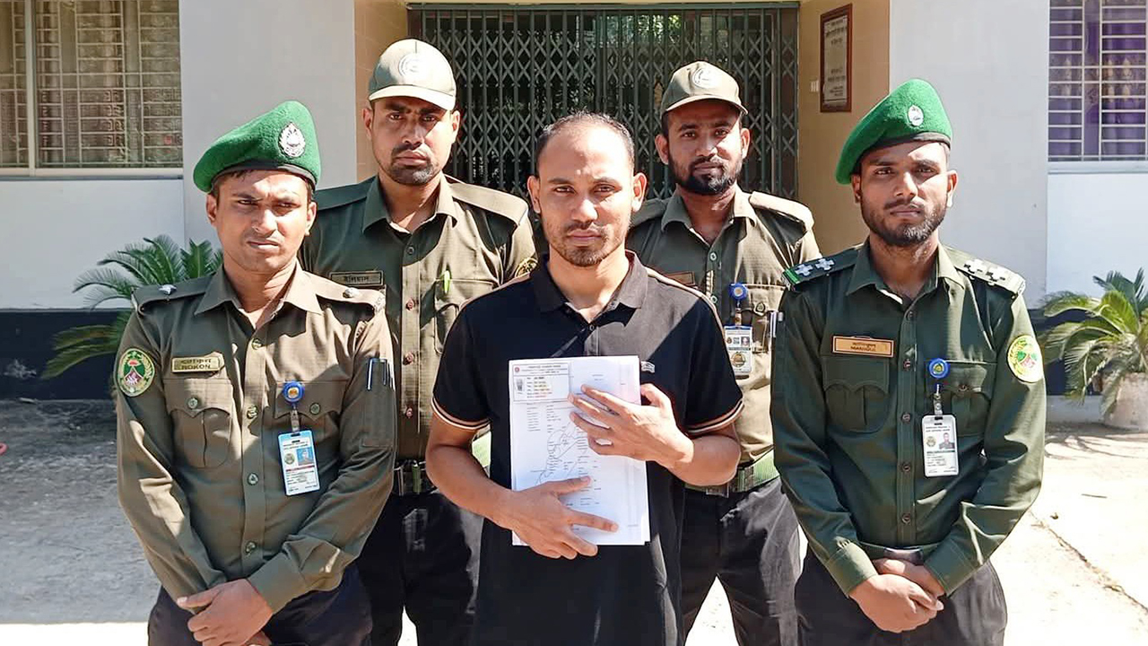 এনআইডি কার্ড বানানোর পর পাসপোর্ট করতে গিয়ে ধরা রোহিঙ্গা যুবক