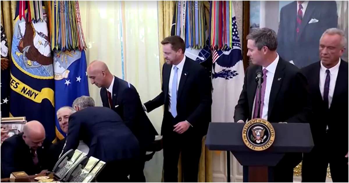 হোয়াইট হাউসে লাইভের সময় হঠাৎ পড়ে গেলেন অতিথি