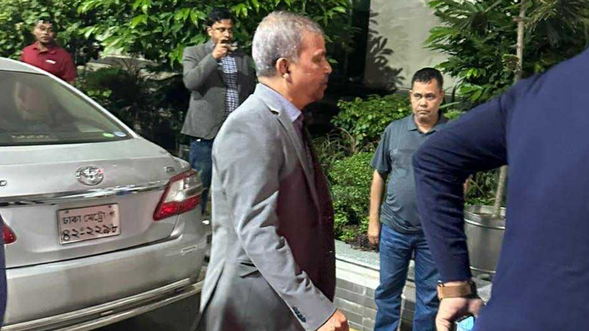 মধ্যরাতে খালেদা জিয়ার শারীরিক অবস্থার খোঁজ নিতে হাসপাতালে আসিফ নজরুল