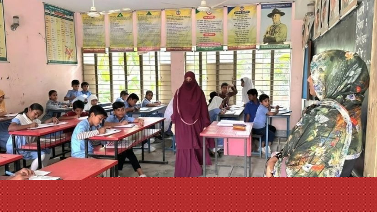 প্রাথমিকের শিক্ষকদের কর্মবিরতি, অভিভাবকরাই নিলেন সন্তানদের পরীক্ষা