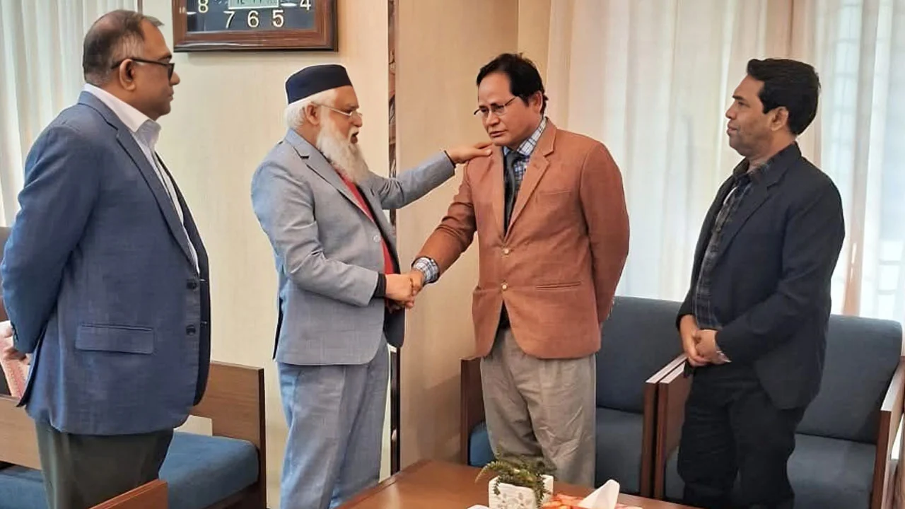 ডিজির মহানুভবতায় চাকরি ফিরে পেল সেই ডা. ধনদেব