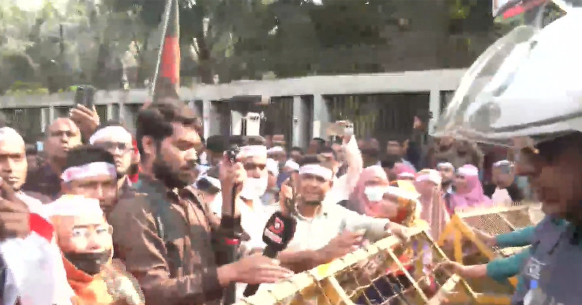 এনটিআরসিএ’র সনদধারী নিয়োগবঞ্চিতদের ‘লংমার্চ টু যমুনা’য় পুলিশের বাধা