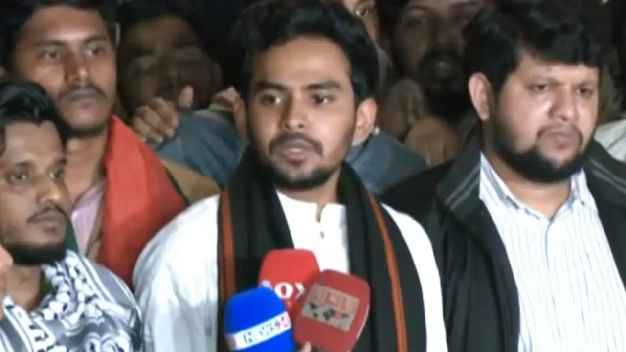 হাদির খুনিদের হস্তান্তর না হলে আন্দোলন থামবে না: আসিফ মাহমুদ