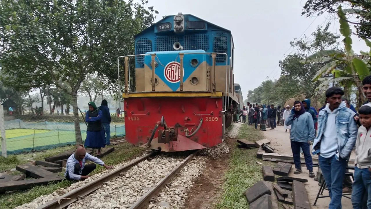 ১৪ ঘণ্টা পর ঢাকা-ময়মনসিংহ রুটে ট্রেন চলাচল শুরু
