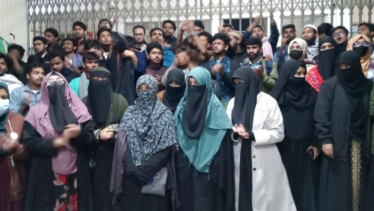 শাকসু নির্বাচন স্থগিত : কঠোর কর্মসূচির হুশিয়ারি শিক্ষার্থীদের