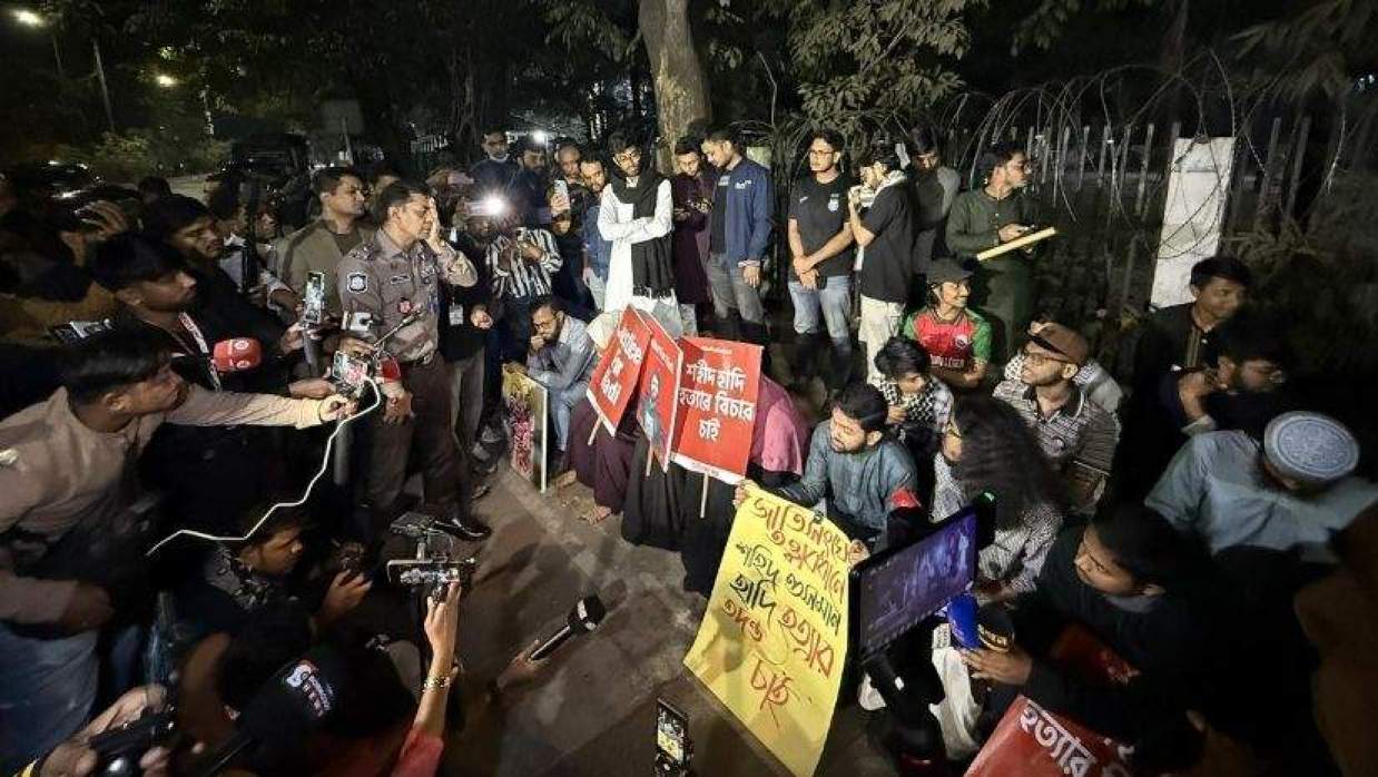 যমুনার সামনে ওসমান হাদির স্ত্রীর প্রশ্ন— দুধের বাচ্চাকেও কি রাজপথে নামতে হবে?