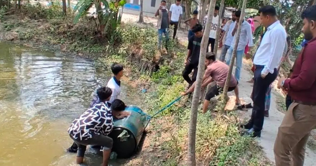 গোপালগঞ্জে পুকুরের পানির নিচে মিলল এক ব্যারেল ডিজেল